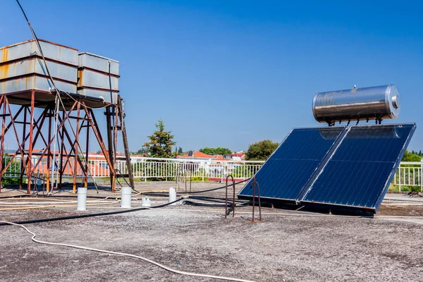 Водяная Панель Резервуаром Использует Возобновляемые Источники Солнечной Энергии Теплой Воды — стоковое фото