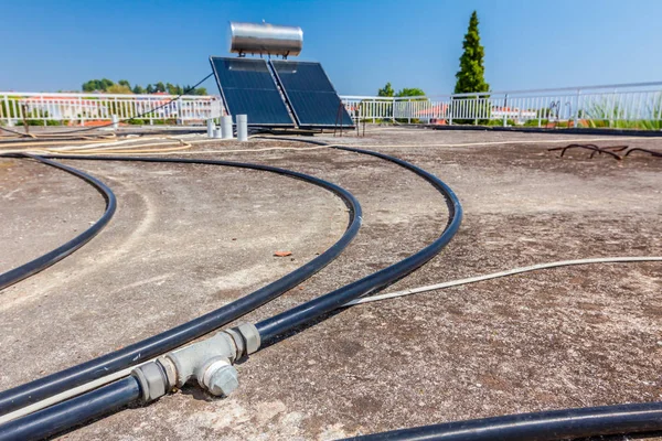 Kunststoffschläuche Für Die Wasserversorgung Zur Nutzung Erneuerbarer Sonnenenergie Sind Auf — Stockfoto