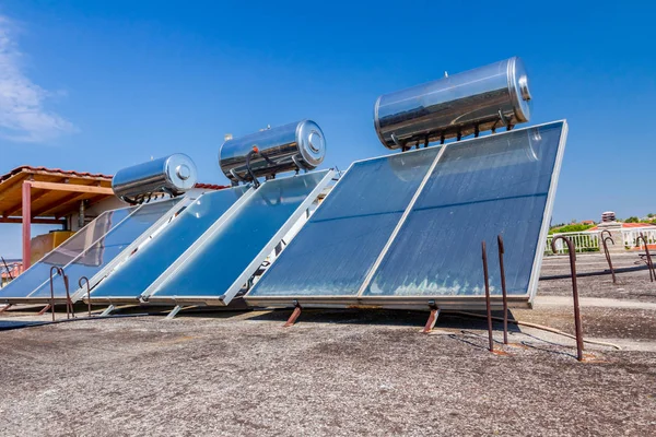 Wasserpaneele Für Die Nutzung Erneuerbarer Sonnenenergie Sind Auf Dem Hausdach — Stockfoto