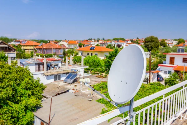 Antena Satelitarna Antena Znajduje Się Dachu Domu Urządzenia Zewnętrznego — Zdjęcie stockowe