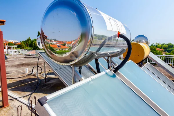 Wasserpaneele Für Die Nutzung Erneuerbarer Sonnenenergie Sind Auf Dem Hausdach — Stockfoto