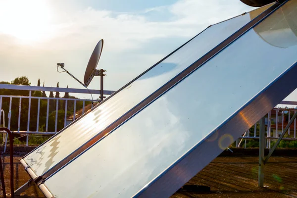 Wasserpaneele Für Die Nutzung Erneuerbarer Sonnenenergie Sind Auf Dem Hausdach — Stockfoto