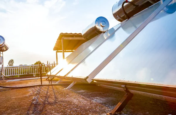 Vattenpaneler För Användning Förnybar Solenergi Placeras Husets Tak Solvärmesystem Modern — Stockfoto