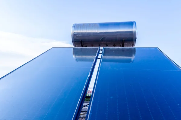 Painéis Água Para Usar Energia Solar Renovável São Colocados Telhado — Fotografia de Stock