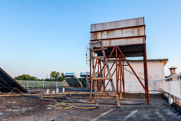 Depósito Oxidado Está Utilizando Energía Solar Renovable Para Calentar Agua — Foto de Stock