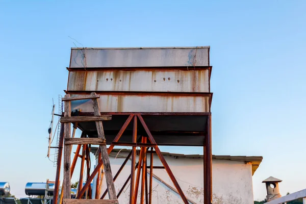 Depósito Oxidado Está Utilizando Energía Solar Renovable Para Calentar Agua — Foto de Stock