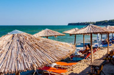 Şemsiye, şemsiye ve şezlonglar insanlarla, turistler için mükemmel bir tatil Halk Plajı, görünümünün üst.