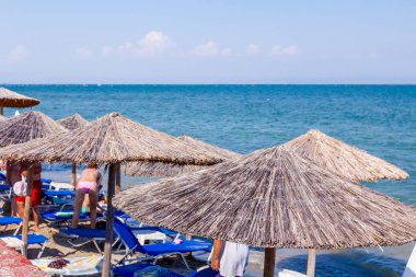 Şemsiye, şemsiye ve şezlonglar insanlarla, turistler için mükemmel bir tatil Halk Plajı, görünümünün üst.