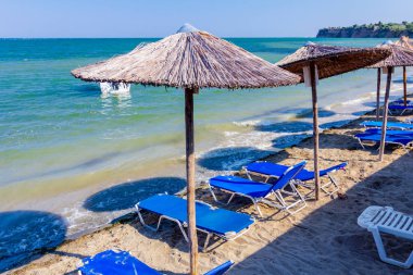 Şemsiye görünümde, şemsiye ve Plastik şezlonglar Halk Plajı mükemmel bir tatil için yerleştirilir.
