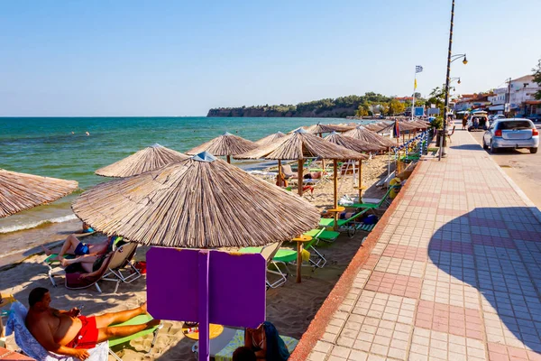 Bilgi başlığı, renkli ahşap tahta Halk Plajı önünde duruyor.