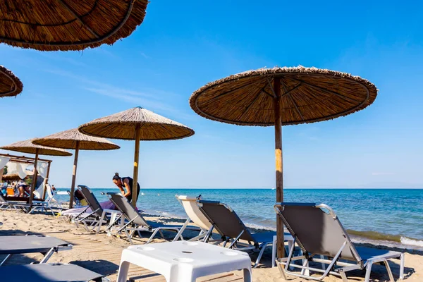 在空荡荡的公共海滩上欣赏遮阳伞 遮阳伞和躺椅 度过一个完美的假期 — 图库照片