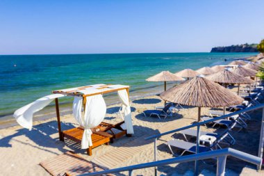 Şemsiye görünümde, şemsiye, şezlonglar ve lüks rahat ahşap pergola Halk Plajı mükemmel bir tatil için yerleştirilir.