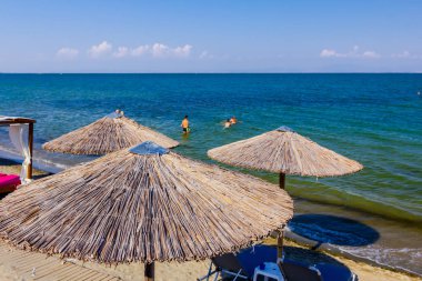 Şemsiye görünümde, şemsiye ve Plastik şezlonglar Halk Plajı mükemmel bir tatil için yerleştirilir.