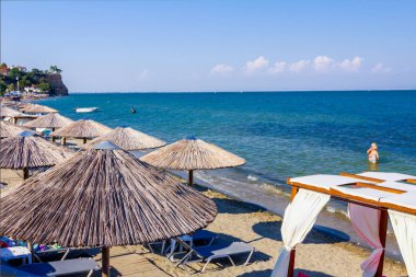 Şemsiye görünümde, şemsiye, şezlonglar ve lüks rahat ahşap pergola Halk Plajı mükemmel bir tatil için yerleştirilir.