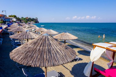 Şemsiye görünümde, şemsiye, şezlonglar ve lüks rahat ahşap pergola Halk Plajı mükemmel bir tatil için yerleştirilir.