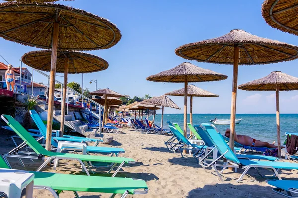 在空荡荡的公共海滩上欣赏遮阳伞 遮阳伞和躺椅 度过一个完美的假期 — 图库照片