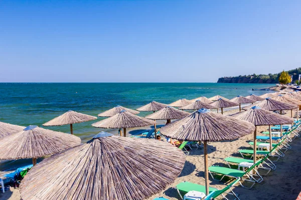 Şemsiye görünümde, şemsiye ve Plastik şezlonglar Halk Plajı mükemmel bir tatil için yerleştirilir.