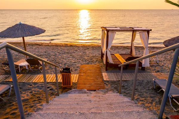 Schody Będą Dół Plaży Parasolami Leżakami Umieszczony Obok Wybrzeża Wzdłuż — Zdjęcie stockowe
