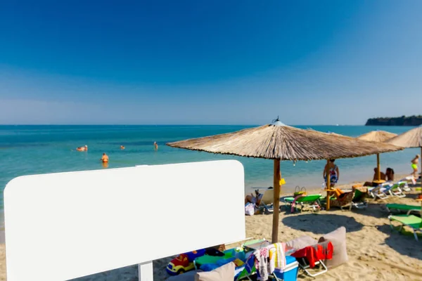 Informatie Banner Gekleurde Houten Plank Staat Tegenover Openbaar Strand — Stockfoto