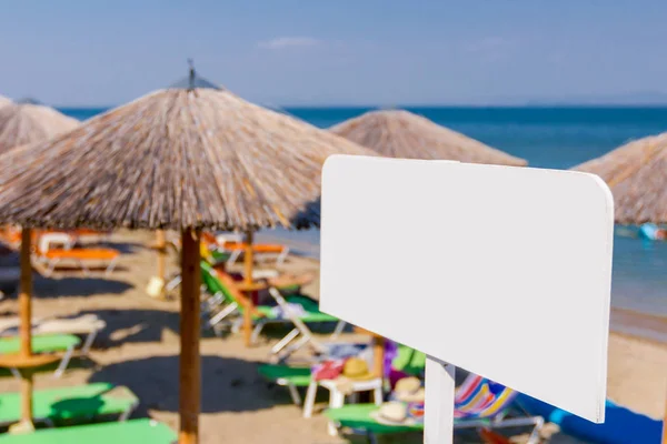 信息横幅 彩色木板站在公共海滩前 — 图库照片