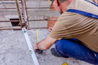 İnşaat Mühendisi inşaat alanında taahhütname büyük inşaat projeleri önce hassas ölçümler sağlamak için üzerinde ölçüm.