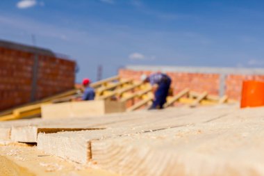 Ahşap tavan yapım aşamasında iki marangozlar sitesi binasında çalışıyoruz.