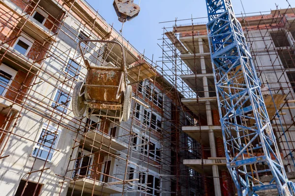 Crane Carry Wheelbarrow Been Pulled Ropes Building Site — Stock Photo, Image