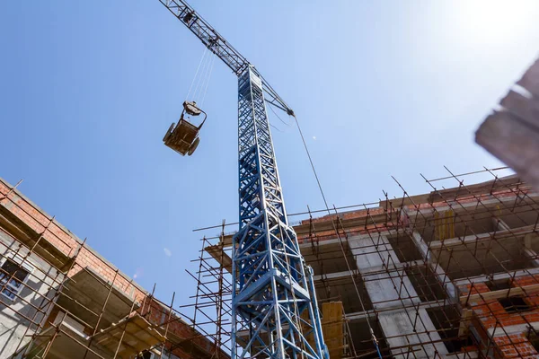 Crane Carry Wheelbarrow Been Pulled Ropes Building Site — Stock Photo, Image