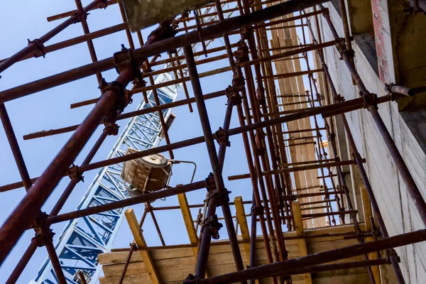 Crane Carry Wheelbarrow Been Pulled Ropes Building Site — Stock Photo, Image