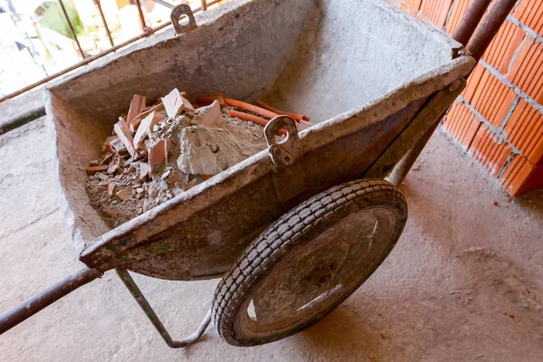 Arabası Kuru Harç Çimento Grup Ile Inşaat Sitesinden Temizledim — Stok fotoğraf