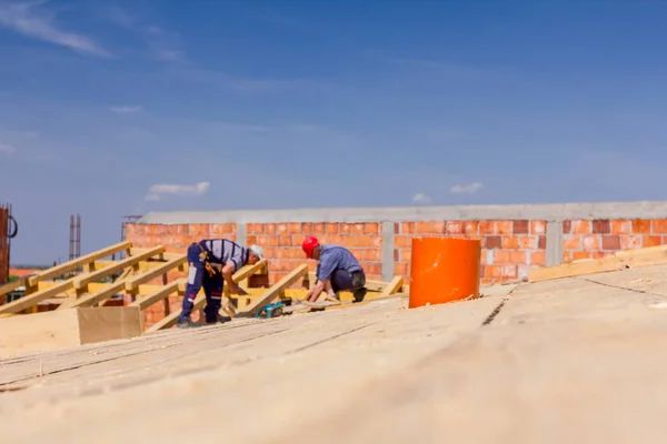 Ático Madera Construcción Dos Carpinteros Están Trabajando Obra —  Fotos de Stock