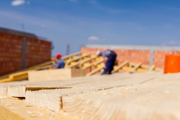 Ático Madera Construcción Dos Carpinteros Están Trabajando Obra —  Fotos de Stock