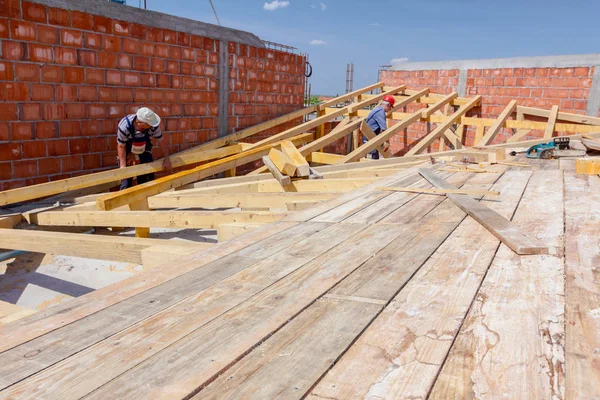Ático Madera Construcción Dos Carpinteros Están Trabajando Obra —  Fotos de Stock