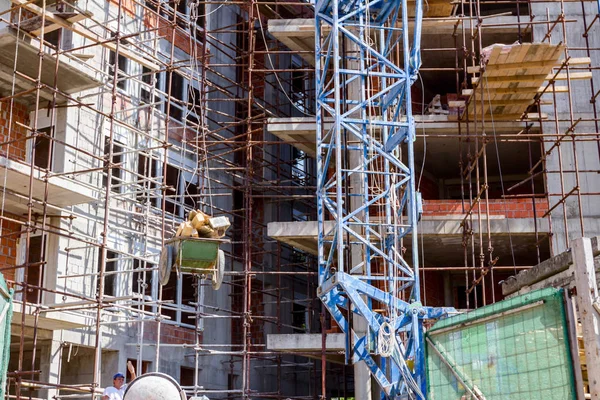 Crane Carry Wheelbarrow Been Pulled Ropes Building Site — Stock Photo, Image