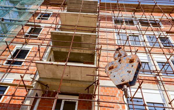 Crochet Grue Est Suspendu Échafaudage Placé Sur Bâtiment Inachevé Arrière — Photo