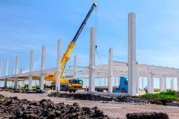 Guindaste Móvel Montagem Enorme Esqueleto Concreto Construção Industrial Paisagem Transformar — Fotografia de Stock