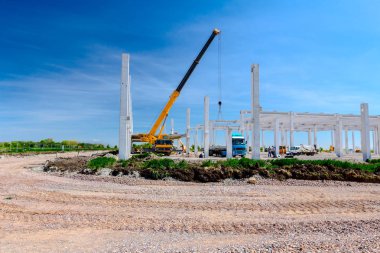 Kayalık yol bitmemiş beton yapı ile site bina ile birlikte oluyor.