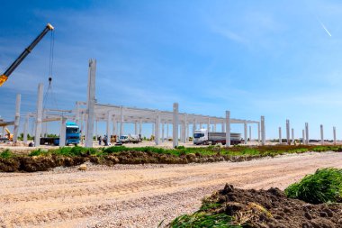 Kayalık yol bitmemiş beton yapı ile site bina ile birlikte oluyor.