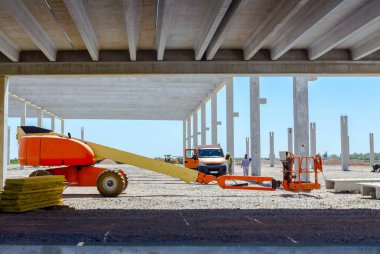 İnşaat alanındaki park halindeki vişne toplayıcısına bak.