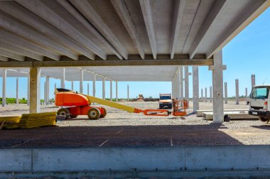 İnşaat alanındaki park halindeki vişne toplayıcısına bak.