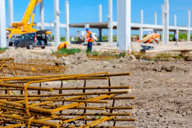 Paslı kare takviye beton, inşaat alanı için arka planda görünümdür.
