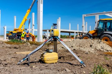 Arazi aracı şantiye düzeyde ölçmek için Ekskavatör arka planda olduğunu.
