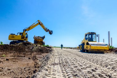 Desen iz-in büyük yol silindiri dikenli, site oluşturma, bir yol temel için toprak sıkıştırma.