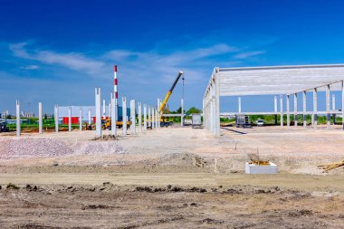 Peyzaj, makinelerle kentsel alana dönüşüyor, insanlar çalışıyor. İnşaat alanında görüntüle.