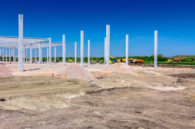 Peyzaj, makinelerle kentsel alana dönüşüyor, insanlar çalışıyor. İnşaat alanında görüntüle.