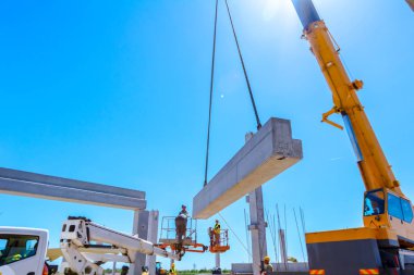 İşçiler için derleme büyük inşaat beton kiriş yönetmek için Mobil vinç yardımcı oluyor.