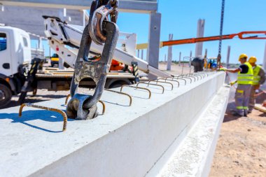 Metal küçük Vinç kanca, yük kaldırma için beton kirişe bağlamak için bir mekanizma üzerinde ayrıntı görünümü.
