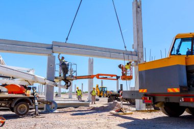İşçi için derleme büyük inşaat beton kiriş yönetmek için Mobil vinç yardım ediyor.