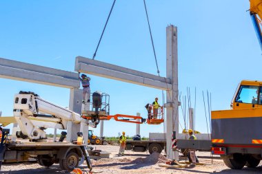 İşçiler için derleme büyük inşaat beton kiriş yönetmek için Mobil vinç yardımcı oluyor.