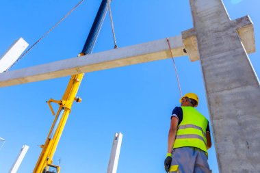 Çalışan mobil vinç halat boyu derleme büyük inşaat için beton kiriş yönetmek için yardımcı oluyor.